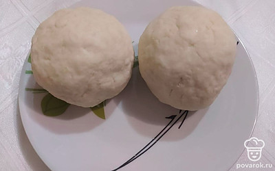 Тесто разделите на две равные части (для приготовления двух пицц). Сформируйте из теста шарики. Тесто разделите на две равные части (для приготовления двух пицц). Сформируйте из теста шарики.
