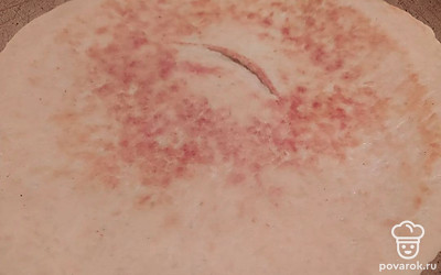 Измельчите овощи. Помидоры нарежьте кругами или полукругами, перцы – тонкими ломтиками. Мелко нарежьте колбасу. Вернитесь к тесту. Раскатайте один шарик и выложите тесто на сухую (без масла) сковороду. Сковороду поставьте на маленький огонь. Обжаривайте корж до румяности. Переверните корж и снимите сковороду с огня.