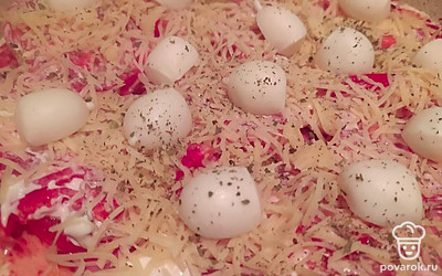 Разложите по пицце шарики моцареллы и присыпьте специями по вкусу. Пиццу поместите на сковороду и готовьте на медленном огне, накрыв крышкой. Пицца будет готова, когда сыр расплавится. Приготовьте вторую пиццу, повторив шаги.