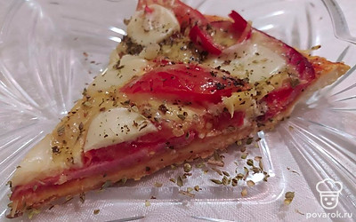 Подавайте пиццу порционно, нарезав на равные кусочки. Вместо сухих специй используйте свежую зелень, по возможности и желанию.