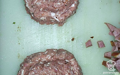 Из фарша сделайте основу для мини-пиццы: сформируйте шарик, потом приплюсните рукой, сделайте бортики дном рюмки.