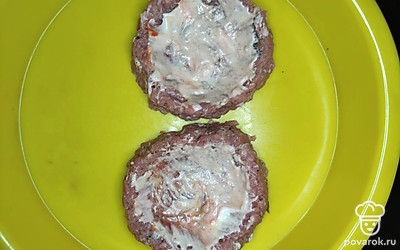 Смажьте фарш майонезом и кетчупом, положите начинку, сверху посыпьте сыром и орегано.