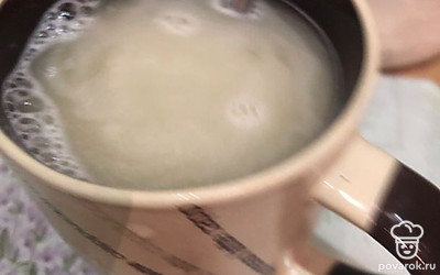 Смешайте воду с дрожжами, сахаром и солью.