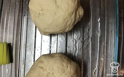 Просейте муку, добавьте воду с дрожжами и масло. Перемешайте, разделите тесто на 2 части, оставьте на 1-2 часа под пленкой в теплом месте.