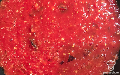 В блендере смешайте томаты в собственном соку, чеснок, красный лук и специи. Влейте соус на разогретую сковороду с маслом и выпаривайте жидкость в течение примерно 20 минут.