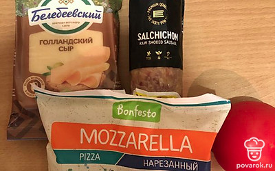 Для начинки нарежьте помидоры, сыр и колбасу.