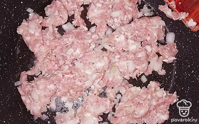 Фарш с луком обжарьте на растительном масле, добавить соль и специи по вкусу.