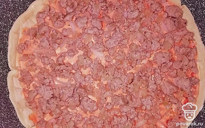 Выложите на тесто фарш, затем грибы, нарезанные тонкими пластинками.