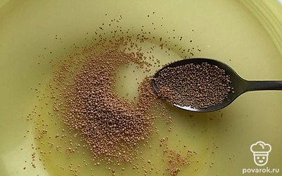 Теплую воду соедините с сахаром и дрожжами. Оставьте в теплом месте на 10 минут.