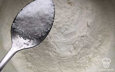 Муку соедините с солью, влейте дрожжевую смесь. Замесите тесто. Смажьте растительным маслом.