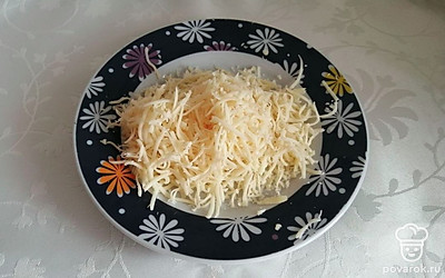 Твердый сыр натрите на терке.