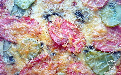 Поставьте пиццу в разогретую духовку на 30 минут. Готовую пиццу выложите на тарелку.