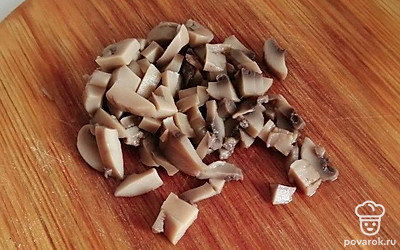 Консервированные шампиньоны измельчите.