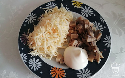 Сыр и грибы соедините, добавьте майонез. Хорошо перемешайте.