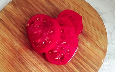 Помидоры помойте и нарежьте тонкими кружочками.