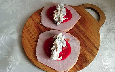 На карбонад выложите помидоры и сырно-грибную начинку.