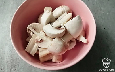 Свежие шампиньоны тщательно помойте. 