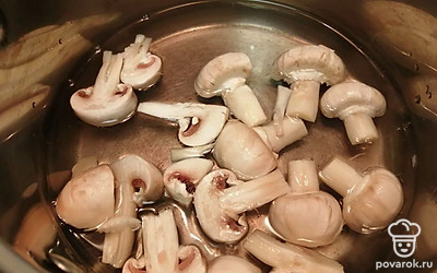 Грибы отварите в кипящей воде 5 минут. 