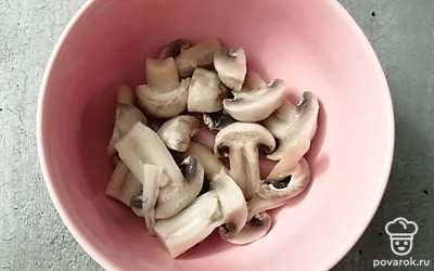 Вареные шампиньоны выложите в тарелку. 