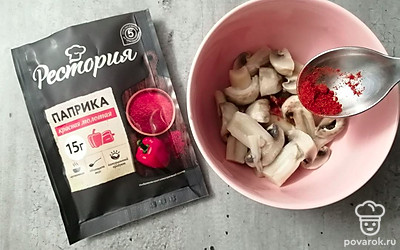 Добавьте паприку молотую красную. 