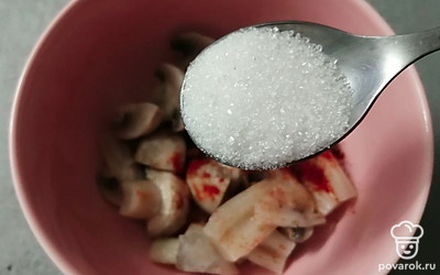 Добавьте сахар и соль по вкусу. Хорошо перемешайте. Уберите в холодильник на 30 минут. 