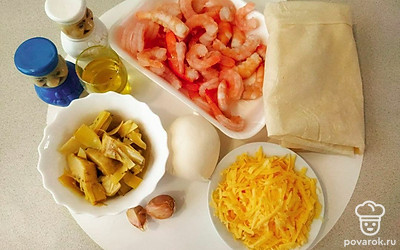 Заранее приготовьте и нарежьте ингредиенты, которые нужны для этого рецепта.