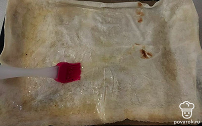 Первым делом подготовьте креветки. Если у вас замороженные, то дождитесь, чтоб они полностью разморозились. Можно положить их под теплую воду, так будет быстрей. Артишоки нарежьте, затем измельчите чеснок. Параллельно разогрейте духовку до температуры 210°С. Возьмите лаваш и оливковое масло, смажьте маслом лаваш с двух сторон. Затем положите лаваш на противень и запекайте 6-8 минут. Лаваш должен стать хрустящим.