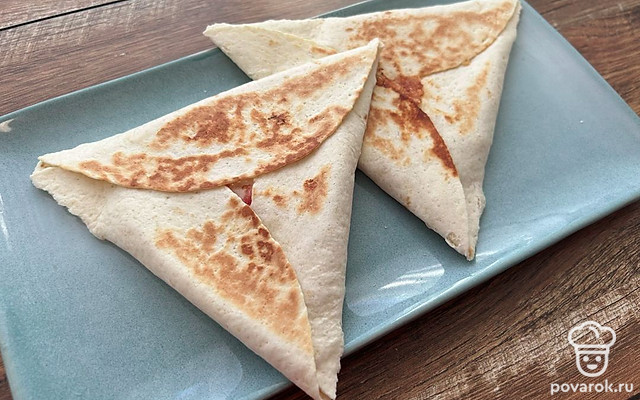 Треугольники с сыром и помидорами — Рецепт с фото