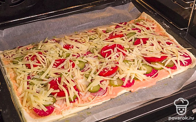 Испеките пиццу. Противень с заготовками поставьте в разогретую до 250 градусов духовку и выпекайте 15-20 минут.