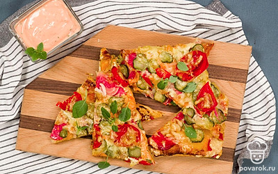 Подавайте пиццу с солеными помидорами в горячем виде, украсив листочками свежего базилика.