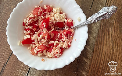 В миске смешайте тертый сыр и нарезанный небольшим кубиком помидор. Начинка готова.