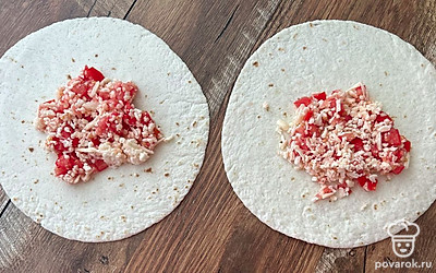 Выложите начинку на листы тортильи.