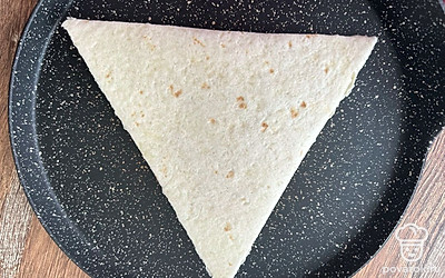 Выложите заготовку на сковородку вниз завернутой стороной. Обжарьте на сухой сковороде с двух сторон до румяной корочки.