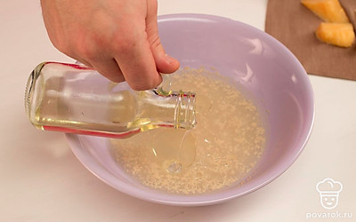 Приготовьте тесто: в теплой воде (35-37°C) разведите дрожжи и оставьте их на 10 минут. Добавьте в жидкость растительное масло.