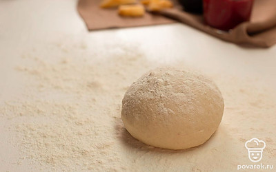 Засыпьте муку в жидкость, добавьте по чайной ложке соли и сахара. Замесите тесто и оставьте в теплом месте на 20-30 минут.