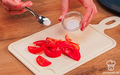 Сделайте начинку. Пока тесто «отдыхает», порежьте кубиками колбасу и болгарский перец, а помидоры — тонкими кружочками. Немного посолите. На средней терке натрите сыр.