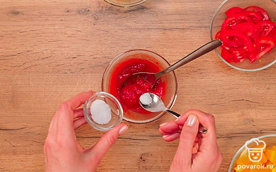 Подготовьте соус. Смешайте томатную пасту и воду. Добавьте немного соли.