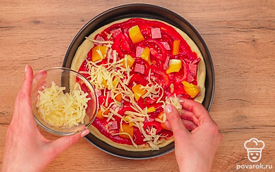 Соберите пиццу на майонезе. Быстрое тесто раскатайте под круглую форму. Помажьте соусом, оставляя немного теста по краям. Выложите колбасу, помидоры и болгарский перец. Посыпьте пиццу тертым сыром. Выпекайте в духовке на 200 °С в течение 15-20 мин.