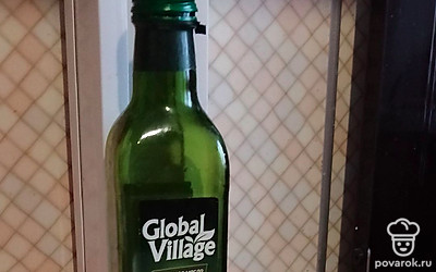 Яйцо взбейте со сливками. По вкусу посолите и поперчите. Добавьте растительное масло. И продолжать взбивать. Добавить просеянную муку с разрыхлителем. Все тщательно перемешайте. 