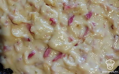 Форму смажьте растительным маслом. Посыпьте панировочными сухарями и выложите тесто. Выпекайте в нагретой до 200 градусов духовке 30-35 минут. 