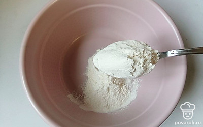 В глубокую тарелку насыпьте муку.