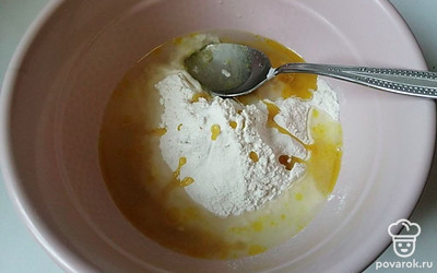 Влейте 50 миллилитров теплой воды.