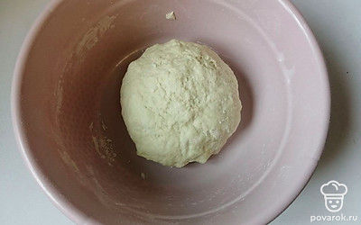 Замешайте эластичное тесто.
