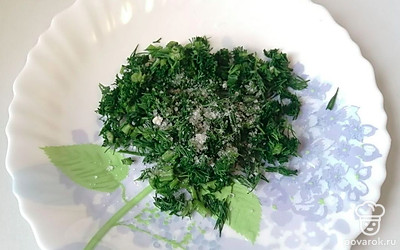 Добавьте к укропу соль и перемешайте.