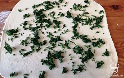 Тесто тонко раскатайте. Выложите укропную начинку.