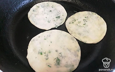 Каждый кусочек теста раскатайте тонко. Обжарьте на растительном масле до румяного цвета.