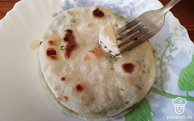 Готовые лепешки смажьте сливочным маслом.