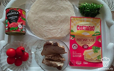 Подготовьте все ингредиенты. Буженину я готовила заранее, это очень облегчает и ускоряет процесс приготовления роти с начинкой.