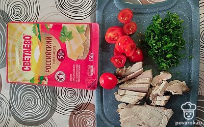 Приготовьте начинку для лепешки. Помидоры и зелень петрушки промойте, просушите. Черри нарежьте тонкими кружочками, буженину — небольшими ломтиками. Зелень мелко нашинкуйте. Сыр берите уже в нарезке.