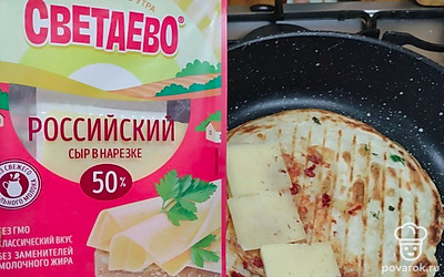 Выложите на томатную пасту пластинки сыра.
